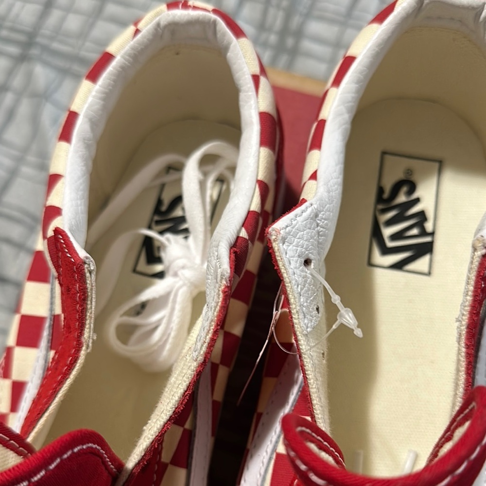 Old Skool Vans red and cream lace up sneakers. Men’s size 9 - Picture 5 of 6